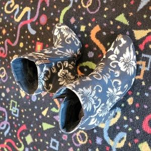 Bamboo Black and Gold Demask Zip up Booties SIZE: 9